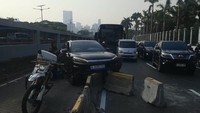 Mobil Listrik Tabrak Motor dan Separator Busway Depan DPR, Lalin Macet