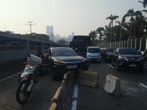 Mobil Listrik Tabrak Motor dan Separator Busway Depan DPR, Lalin Macet