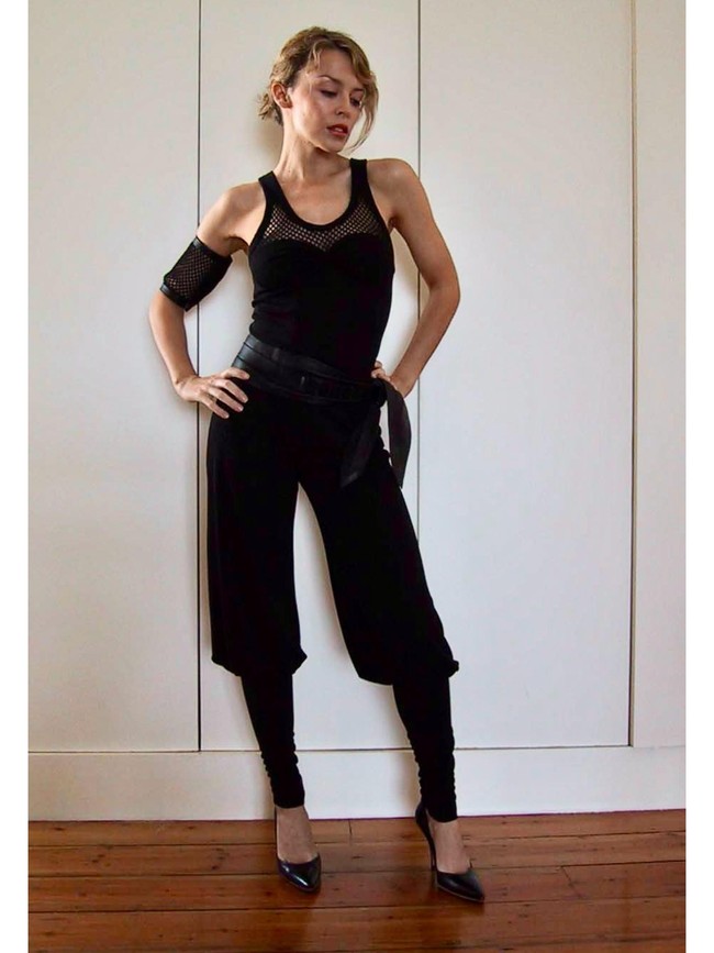Sejumlah komentar menyebut penampilan Kylie sebagai legendaris, sementara penggemar lainnya mengatakan lagu tersebut tetap terasa ikonis meski sudah 25 tahun berlalu. (Foto: Instagram/@kylieminogue)