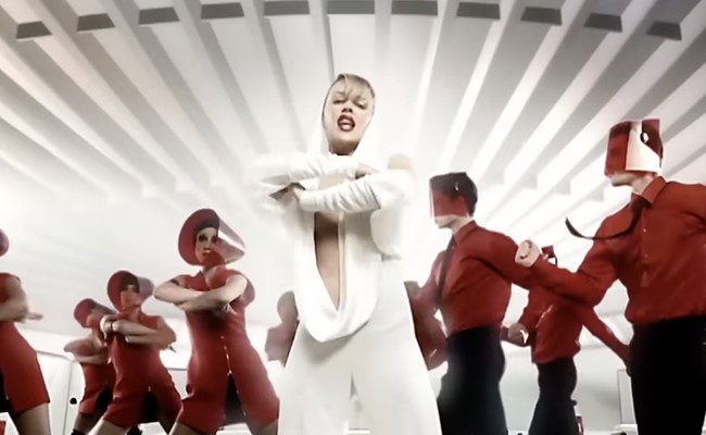 Jumpsuit ini dirancang oleh desainer asal London, Fiona Fee Doran, melalui label Mrs Jones. Setelah lebih dari dua dekade, busana itu masih dikenang sebagai salah satu kostum panggung dan video musik paling ikonis. Foto: YouTube