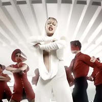 Jumpsuit ini dirancang oleh desainer asal London, Fiona Fee Doran, melalui label Mrs Jones. Setelah lebih dari dua dekade, busana itu masih dikenang sebagai salah satu kostum panggung dan video musik paling ikonis. Foto: YouTube