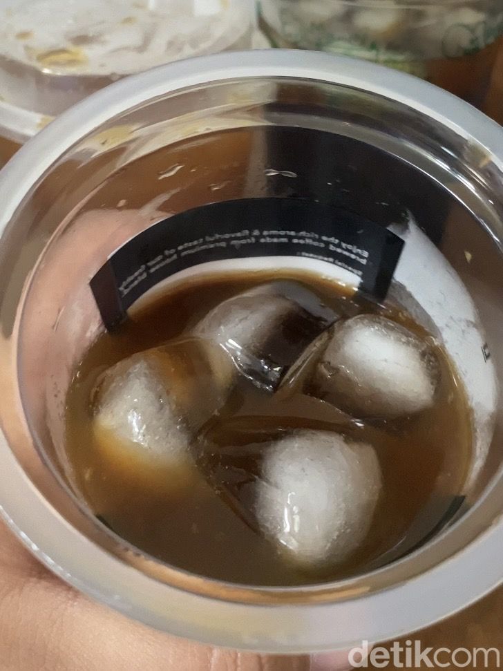 Peach Americano dari 4 gerai berbeda