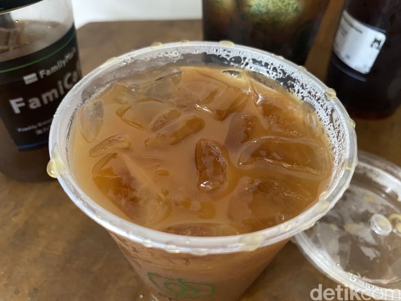 Peach Americano dari 4 gerai berbeda