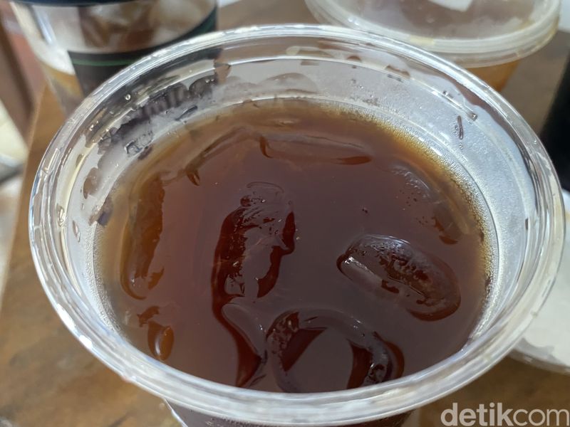 Peach Americano dari 4 gerai berbeda