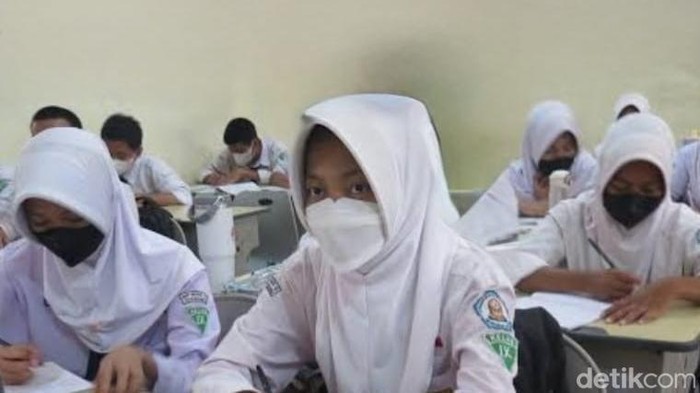 Pelajar di Kobar pakai masker