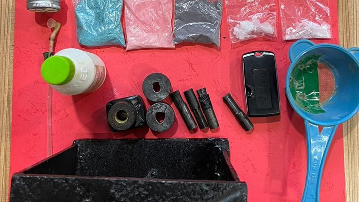 Peralatan pembuatan pil ekstasi rumahan di Lampung Selatan.