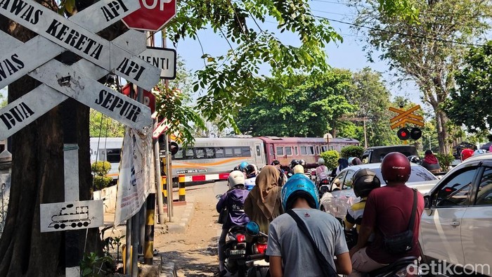 Perlintasan sebidang Krucuk di Jalan Slamet Riyadi, Kota Cirebon