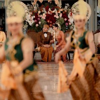 Pernikahan BRAy Y.M. Tunku Aishah Johara binti Tunku Abu Bakar dengan Muhammad Idris Ismail Yahya berlangsung dengan nuansa adat Solo di Pura Mangkunegaran, Solo. Dalam resepsi yang digelar pada 29 Agustus 2026 itu, Putri Johor tersebut tampil anggun mengenakan kebaya rancangan desainer Didiet Maulana. (Foto: Dok. Instagram/@snapartphoto @dewannanda)