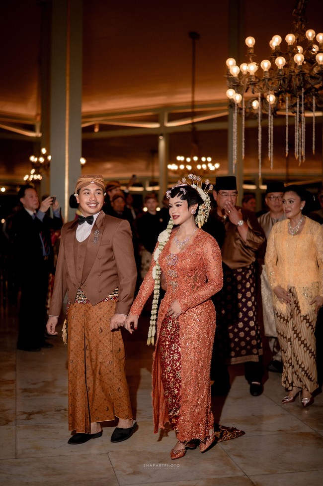 Diungkapkan Didiet lewat unggahan di Instagram, kebaya tersebut dipasangkan dengan kain batik klasik Cinde yang memiliki nilai sentimental bagi keluarga. Kain tersebut merupakan batik turun-temurun yang pernah dikenakan sang ibu, GRAy Retno Astrini, saat menikah pada 1990. (Foto: Dok. Instagram/@snapartphoto @dewannanda)