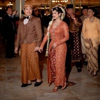 Diungkapkan Didiet lewat unggahan di Instagram, kebaya tersebut dipasangkan dengan kain batik klasik Cinde yang memiliki nilai sentimental bagi keluarga. Kain tersebut merupakan batik turun-temurun yang pernah dikenakan sang ibu, GRAy Retno Astrini, saat menikah pada 1990. (Foto: Dok. Instagram/@snapartphoto @dewannanda)