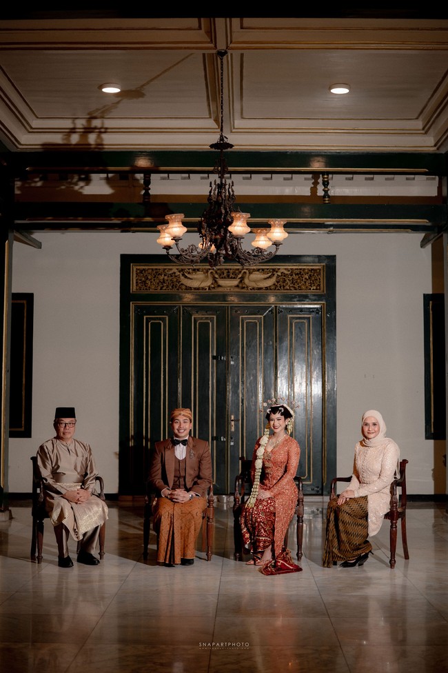 BRAy Y.M. Tunku Aishah Johara merupakan putri dari GRAy Retno Astrini, putri KGPAA Mangkunegara VIII, dan YBM Tunku Abu Bakar Ibni Tunku Abdul Rahman. Sementara sang mempelai pria, Muhammad Idris Ismail Yahya, merupakan putra dari Datuk Yahya Jaafar dan Datin Suraiya Hassan. (Foto: Dok. Instagram/@snapartphoto @dewannanda)