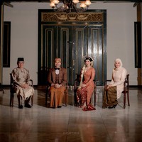 BRAy Y.M. Tunku Aishah Johara merupakan putri dari GRAy Retno Astrini, putri KGPAA Mangkunegara VIII, dan YBM Tunku Abu Bakar Ibni Tunku Abdul Rahman. Sementara sang mempelai pria, Muhammad Idris Ismail Yahya, merupakan putra dari Datuk Yahya Jaafar dan Datin Suraiya Hassan. (Foto: Dok. Instagram/@snapartphoto @dewannanda)