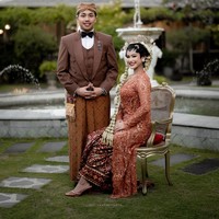 Foto: Gaya Putri Johor Menikah dengan Adat Solo Pakai Kebaya Didiet Maulana