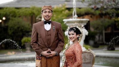 Foto: Gaya Putri Johor Menikah dengan Adat Solo Pakai Kebaya Didiet Maulana
