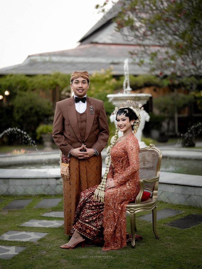 Foto: Gaya Putri Johor Menikah dengan Adat Solo Pakai Kebaya Didiet Maulana