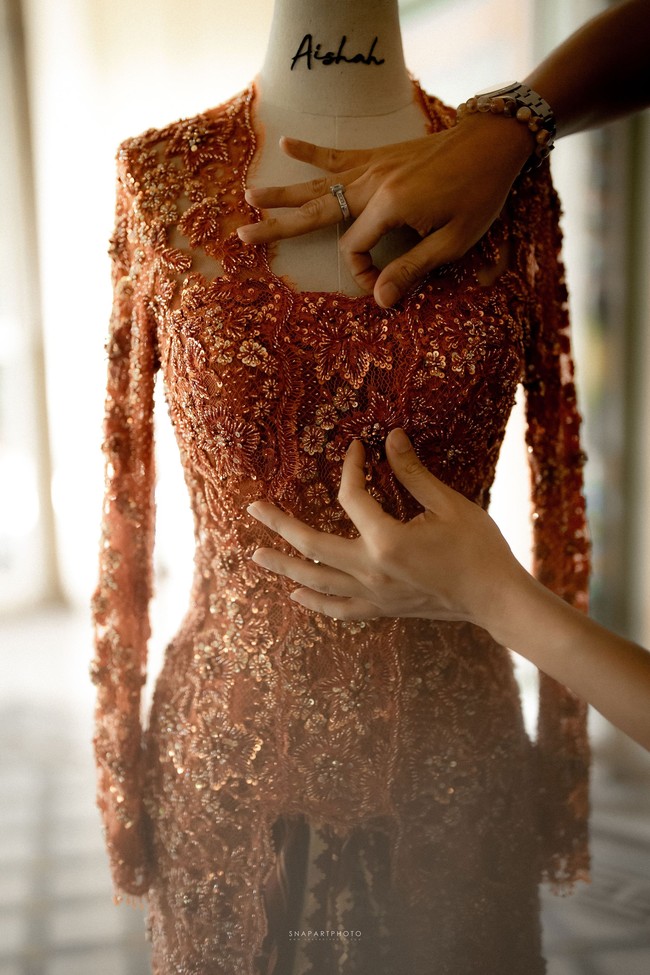 Perpaduan warna coral, champagne, dan emas pada detail tersebut menciptakan permainan tekstur sekaligus kilau yang memberikan kesan elegan. (Foto: Dok. Instagram/@snapartphoto @dewannanda)