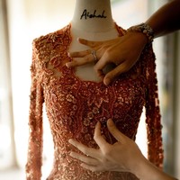 Perpaduan warna coral, champagne, dan emas pada detail tersebut menciptakan permainan tekstur sekaligus kilau yang memberikan kesan elegan. (Foto: Dok. Instagram/@snapartphoto @dewannanda)