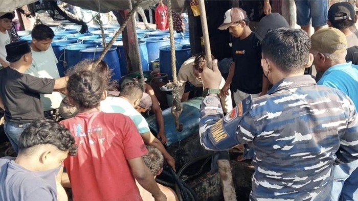 Petugas bersama warga saat mengevakuasi para korban. (Foto: dok. Kodaeral I)