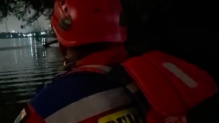 Petugas harus 3 jam merayu WN Aljazair agar mau menyudahi berendam ritual di Danau Sunter. WNA itu lalu diserahkan ke pihak Imigrasi. (Dok. Damkar Jakut)