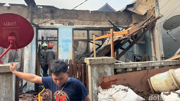 Petugas pemadam kebakaran (damkar) masih berupaya memadamkan kebakaran di permukiman kawasan Gambir, Jakpus (Adhfar AS/detikcom)