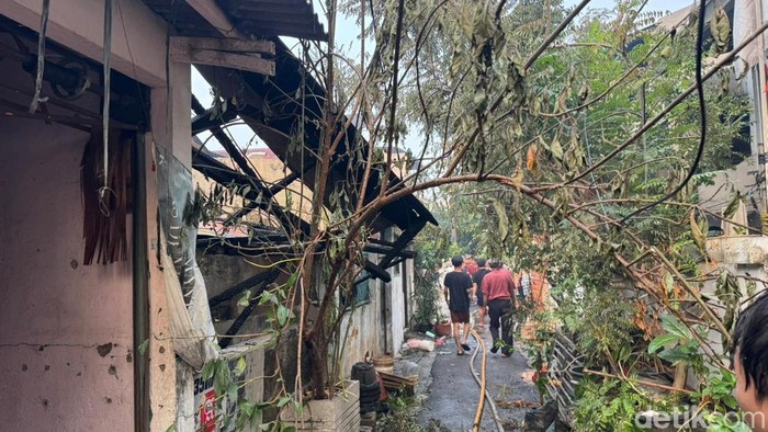 Petugas pemadam kebakaran (damkar) masih berupaya memadamkan kebakaran di permukiman kawasan Gambir, Jakpus (Adhfar AS/detikcom)
