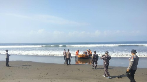 Petugas SAR gabungan melakukan pencarianWNA yang hilang terseret arus di Pantai Tembles, Desa Penyaringan, Kecamatan Mendoyo,Jembrana, Bali, Senin (31/8/2026). (Foto: Polres Jembrana)