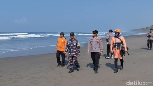 Petugas SARgabungan saat melakukan pencarian WN Polandia yang terseret arus di Pantai Tembles, Desa Penyaringan, Kecamatan Mendoyo, Jembrana, Bali, Senin (31/8/2026). (Foto: Putu Adi Budiastrawan/detikBali)