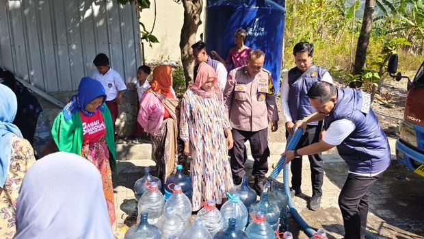 Polda Jawa Tengah (Jateng) mendistribusikan bantuan air bersih untuk warga Kelurahan Jabungan, Kecamatan Banyumanik, Kota Semarang