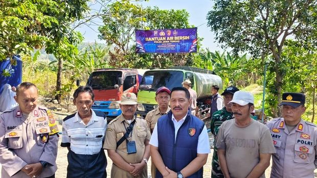Polda Jawa Tengah (Jateng) mendistribusikan bantuan air bersih untuk warga Kelurahan Jabungan, Kecamatan Banyumanik, Kota Semarang