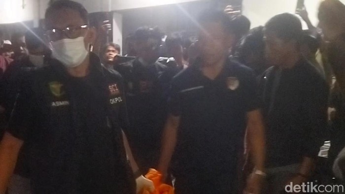 Polisi mengevakuasi jenazah korban penikaman di Pasar Terong Makassar.