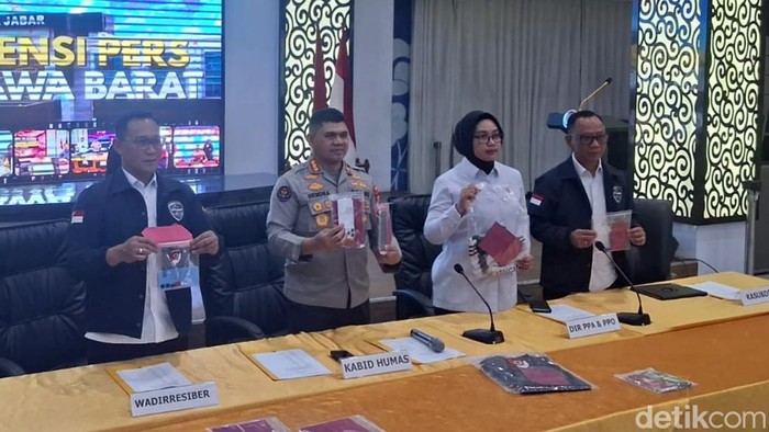 Polisi menunjukkan barang bukti kasus eksploitasi anak di Jabar