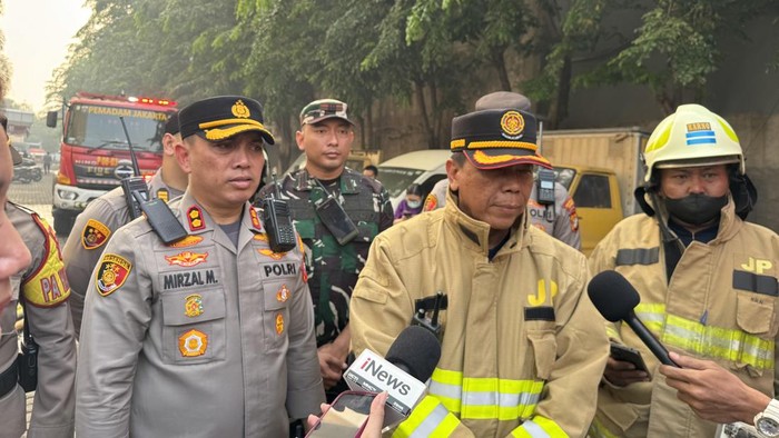 Polisi menyelidiki penyebab kebakaran di pemukiman Gambir, Jakarta Pusat, Senin (31/8/2026).