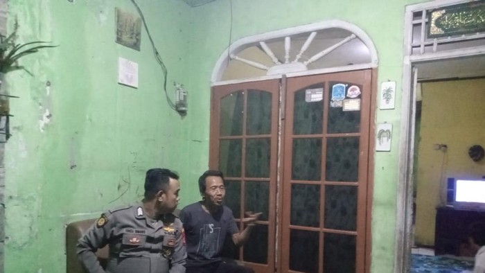 Polisi saat di rumah orang tua anak yang nyasar di Bogor (Dok istimewa).