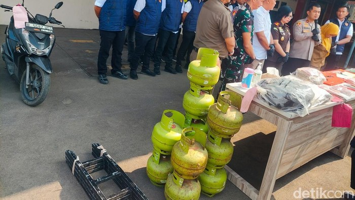 Polisi tunjukkan tabung gas hasil curian sopir angkot di Cimahi