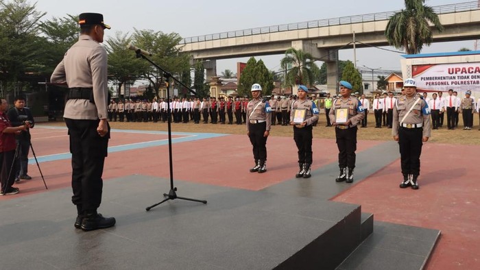 Polrestabes Palembang menggelar apel PTDH terhadap dua personelnya.