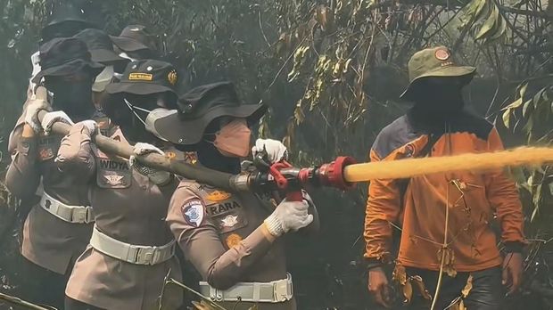 Polwan hadir di tengah karhutla dan layanan masyarakat (Dok . Polres Pelalawan) Polwan hadir di tengah karhutla dan layanan masyarakat (Dok . Polres Pelalawan)