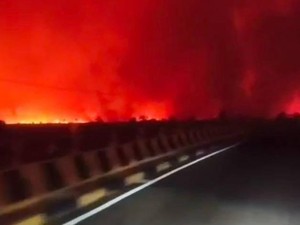 Potret Langit Malam Merah Mencekam di Tumbang Nusa Saat Karhutla