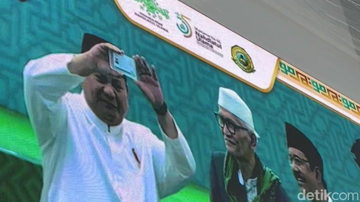 Presiden Prabowo Subianto menerima Kartu Tanda Anggota NU atau Kartanu.