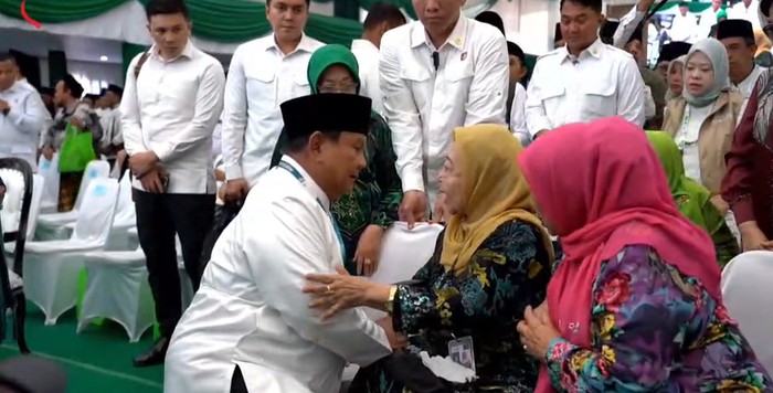 Momen Hangat Prabowo Sungkem ke Putri Pendiri NU Nyai Chisbiyah Wahab