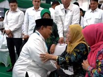 Momen Hangat Prabowo Sungkem ke Putri Pendiri NU Nyai Chisbiyah Wahab
