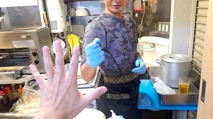 Promosi unik harus menang suit bisa dapatkan isi kebab melimpah