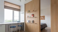Buat rumah yang ruangannya terbatas, bisa banget nih jadiin rak buku sebagai sekat antara kamar tidur dan area kerja. Foto: Photo by Max Vakhtbovych via Pexels