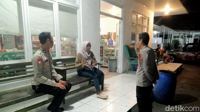 Rini ditemui polisi di SPBU Sukagumiwang.