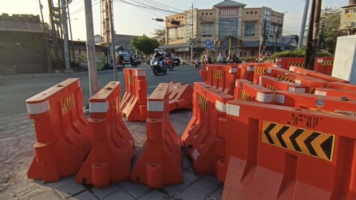 Road barrier yang dipasang Dishub Mataram di Simpang Empat Rembiga dibongkar warga, Senin (31/8/2026). (Nathea Citra/detikBali)