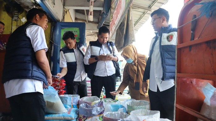 Satgas Pangan Satreskrim Polresta Sidoarjo saat turun ke pasar untuk meninjau harga kebutuhan pokok