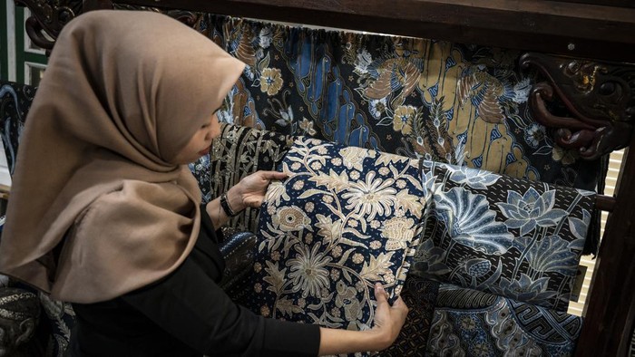 Perajin menyelesaikan pembuatan kain batik tulis di rumah produksi Zie Batik, Gunungpati, Semarang, Jawa Tengah, Senin (31/8/2026). Asosiasi Pertekstilan Indonesia (API) mencatat realisasi investasi industri tekstil dan produk tekstil (TPT) pada semester I 2026 mencapai Rp11,40 triliun, meningkat 11,85 persen dibandingkan periode yang sama pada 2025 sebesar Rp10,19 triliun, dengan investasi yang mengalir ke sektor hilir pakaian jadi serta sektor hulu yang memasok bahan baku dan bahan setengah jadi bagi industri garmen nasional. ANTARA FOTO/Aprillio Akbar