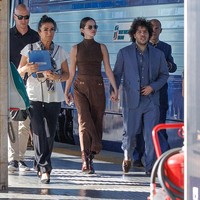Setelah turun dari kereta Orient Express di stasiun Santa Lucia, pasangan musisi ini berjalan bergandengan tangan menuju taksi air yang sudah menunggu di dekat stasiun. Foto: Getty Images/Stefano Mazzola