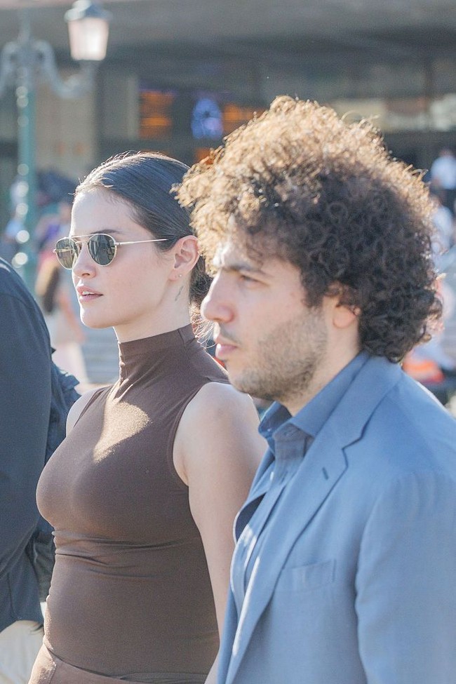 Selena Gomez dan Benny Blanco menikah dalam sebuah upacara yang dihadiri sejumlah selebriti di Santa Barbara, California, pada 27 September 2025. Foto: Getty Images/Stefano Mazzola