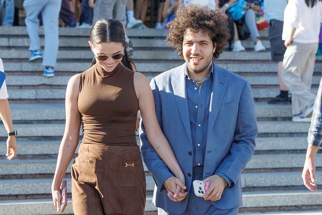 Selena dan Benny tampak mesra sejak tiba di Venice, Italia, pada Minggu (30/8/2026). Perjalanan ini dilakukan hampir tepat sebulan sebelum anniversary pernikahan mereka. Foto: Getty Images/Stefano Mazzola