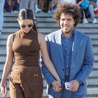 Selena dan Benny tampak mesra sejak tiba di Venice, Italia, pada Minggu (30/8/2026). Perjalanan ini dilakukan hampir tepat sebulan sebelum anniversary pernikahan mereka. Foto: Getty Images/Stefano Mazzola